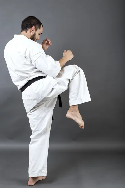 Volledige lengte portret van jonge man in de witte kimono en zwarte gordel — Stockfoto