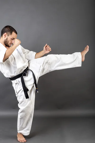 Retrato de cuerpo entero de joven en kimono blanco y cinturón negro — Foto de Stock