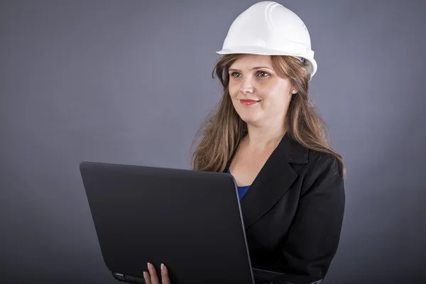 Ingeniera femenina de pie y usando su portátil — Foto de Stock