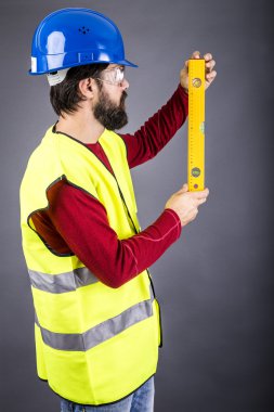 Genç bir levele tutan işçisi ve yansıtıcı yelek ile mühendis
