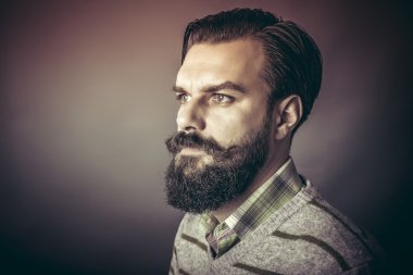 Retro görünüm ile yakışıklı bir genç adam stüdyo çekim