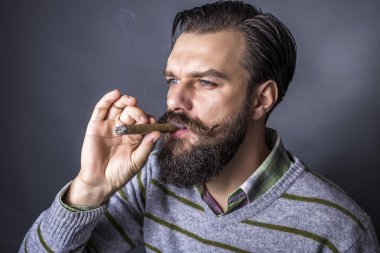 Retro görünüm bir CI sigara ile yakışıklı bir genç adam stüdyo çekim