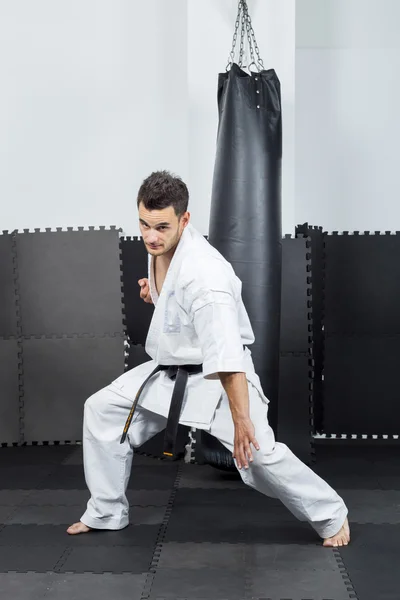 Retrato de cuerpo entero del joven en kimono training ashihara ma — Foto de Stock