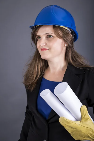 Young female engineer holding blueprint, concept of successful c — Stock Photo, Image