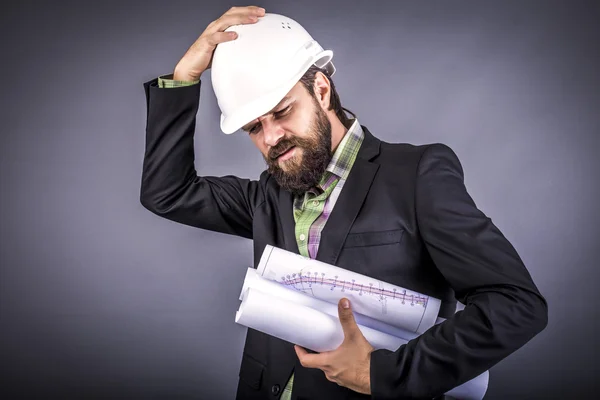 Överväldigad affärsman med hardhat — Stockfoto