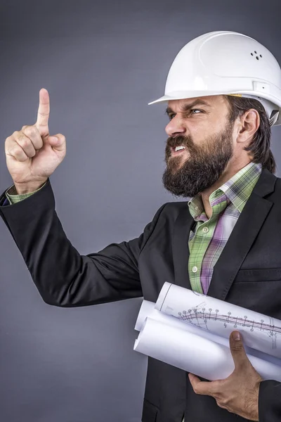 Retrato de cerca de un ingeniero enojado amenazando —  Fotos de Stock