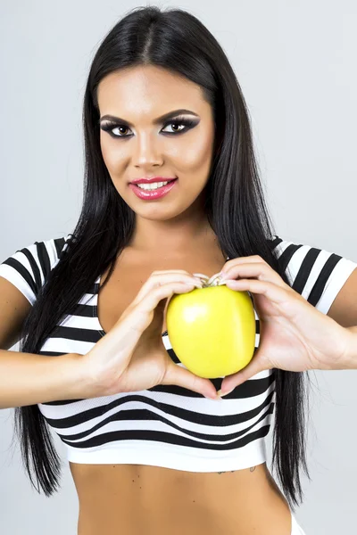 Retrato de mujer sexy sosteniendo una manzana verde, cono de comida saludable — Foto de Stock