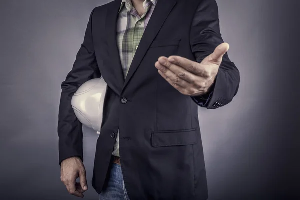 Closeup architekt muž, který držel bílý bezpečnostní přilba pod paží Stock Snímky