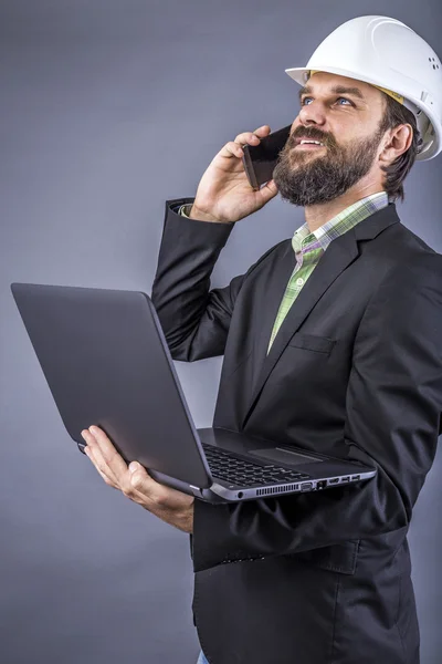 Engenheiro de sucesso com hardhat falando ao telefone e segurando — Fotografia de Stock