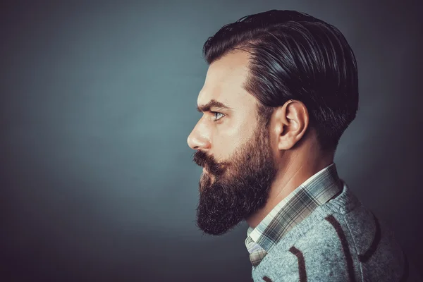 Retro görünüm, yan görünümü ile yakışıklı bir genç adam closeup