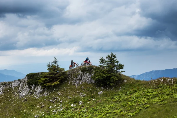 Vista de dos hombres montados en motocicletas en la cima de las montañas — Foto de Stock