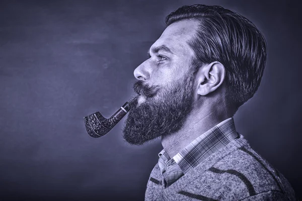 Bonito jovem homem com retro olhar fumar cachimbo — Fotografia de Stock