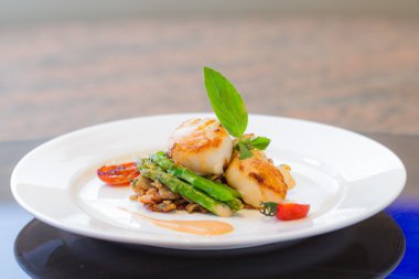 Scalllop plaka üzerinde kuşkonmaz ile