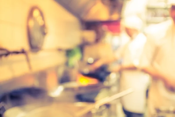 Cocinero borroso cocina con cocina — Foto de Stock