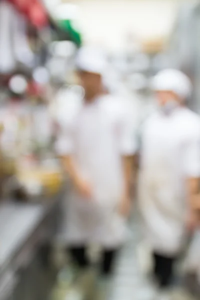 Chef borroso en la cocina — Foto de Stock