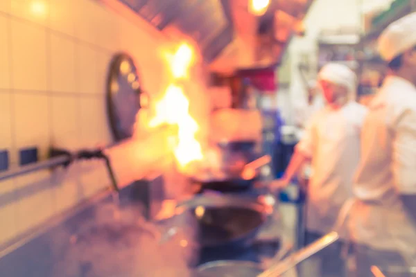 Suddig kock Matlagning med kök — Stockfoto