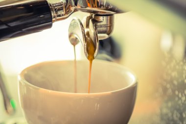 Bir kafede espresso yapan profesyonel kahve makinesi.