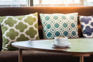 Kafedeki masada bir fincan kahve.