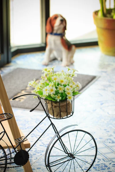 Flores románticas en un saco de bicicleta —  Fotos de Stock