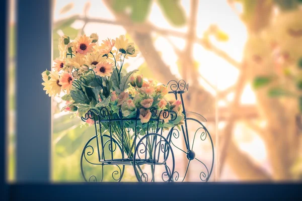 Flowers romantic in a bicycle sack — Stock Photo, Image