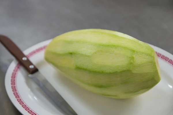 Mangue verte avec couteau — Photo