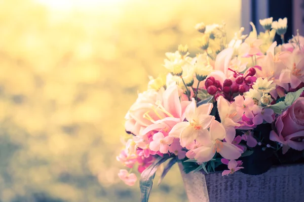 Květiny kytice uspořádat pro dekoraci v domácnosti — Stock fotografie