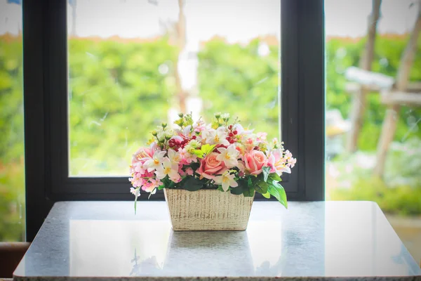 Ramo de rosas de colores en jarrón en la ventana —  Fotos de Stock