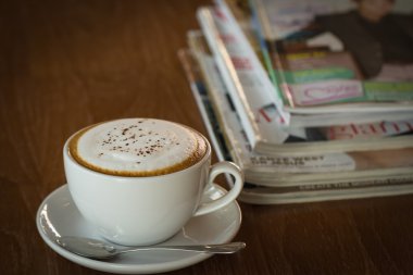 Kapuçino Kupası kitap ile