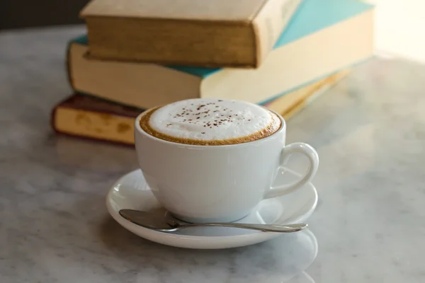 Filiżanka do cappuccino z książki — Zdjęcie stockowe