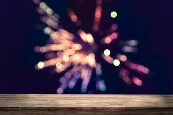 五彩缤纷的烟花与五颜六色的 fireworks.bokeh 模糊张木桌 — 图库照片