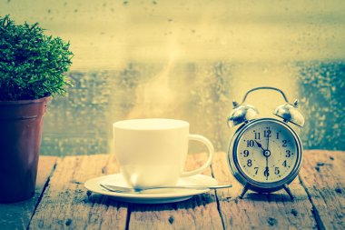 Bir yağmurlu günde zaman buharlama kahve fincan kahve 