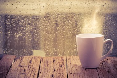 Yağmurlu bir arkaplanda kahve fincanı