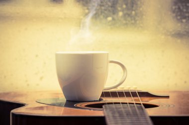 Kahve fincanı ve akustik gitar 