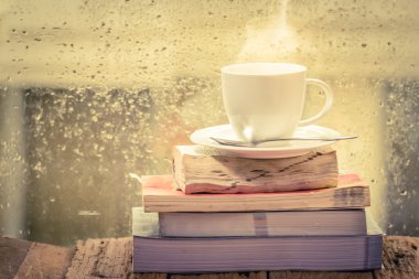 Yağmurlu bir gün kitap ile kahve