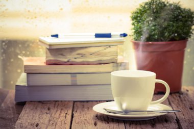 Yağmurlu bir gün pencere arka plan üzerinde kahve timecoffee Kupası