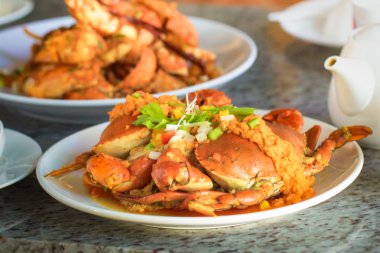 Karıştırılmış Fried Yengeç sarımsak ile