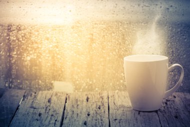 Bir yağmurlu günde kahve fincanı 