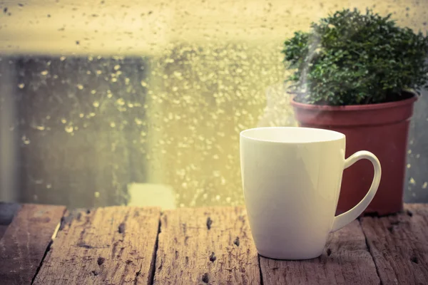 Hora del café taza de café en una ventana de día lluvioso —  Fotos de Stock
