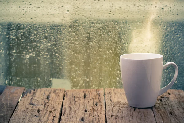 Кавова чашка на дощовий день — стокове фото
