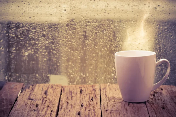 Кавова чашка на фоні дощового вікна дня — стокове фото