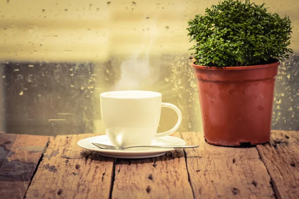 Φλιτζάνι καφέ σε μια βροχερή ημέρα windowcoffee ώρα — Φωτογραφία Αρχείου