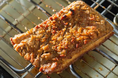 Kızarmış domuz eti, barbekü, çıtır domuz eti.