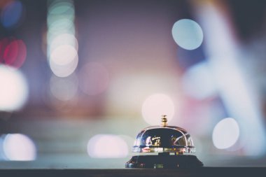 Sayaç bilgilerinde çan hizmeti, Bokeh geçmişi olan servis için Bell çağrısı