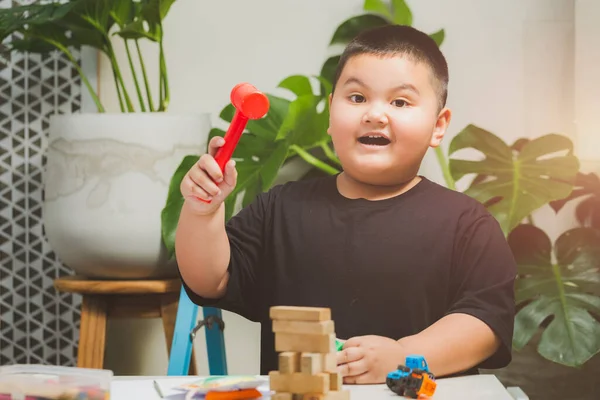 Ragazzo Che Gioca Casa Con Sfondo Monstera — Foto Stock