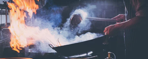 Chef Roerbak Druk Met Koken Keuken Chef Roerbak Het Eten — Stockfoto