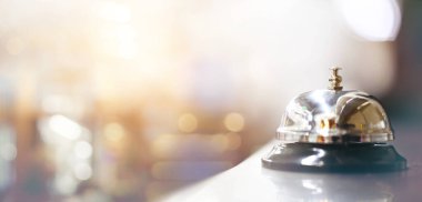 Bulanık arkaplanı olan servis için tezgahta zil