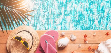 Plaj şapkası, hindistan cevizi yaprakları ve pembe arka planda gözlük. Yaz konsepti, fotokopi alanı, üst manzara, minimal tarz, gözlük plajı.