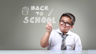 Gözlüklü mutlu çocuk okula geri dönüyor, okula geri dönüyor.