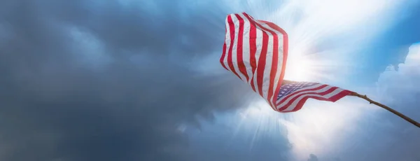 Amerikaanse Vlag Wapperend Bewolkte Lucht — Stockfoto