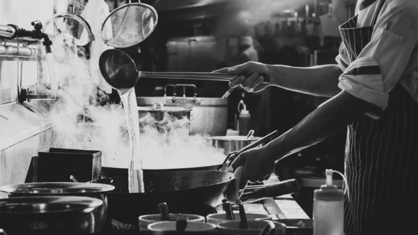 Chef Saltear Comida Una Sartén Fumar Salpicar Salsa Cocina — Foto de Stock